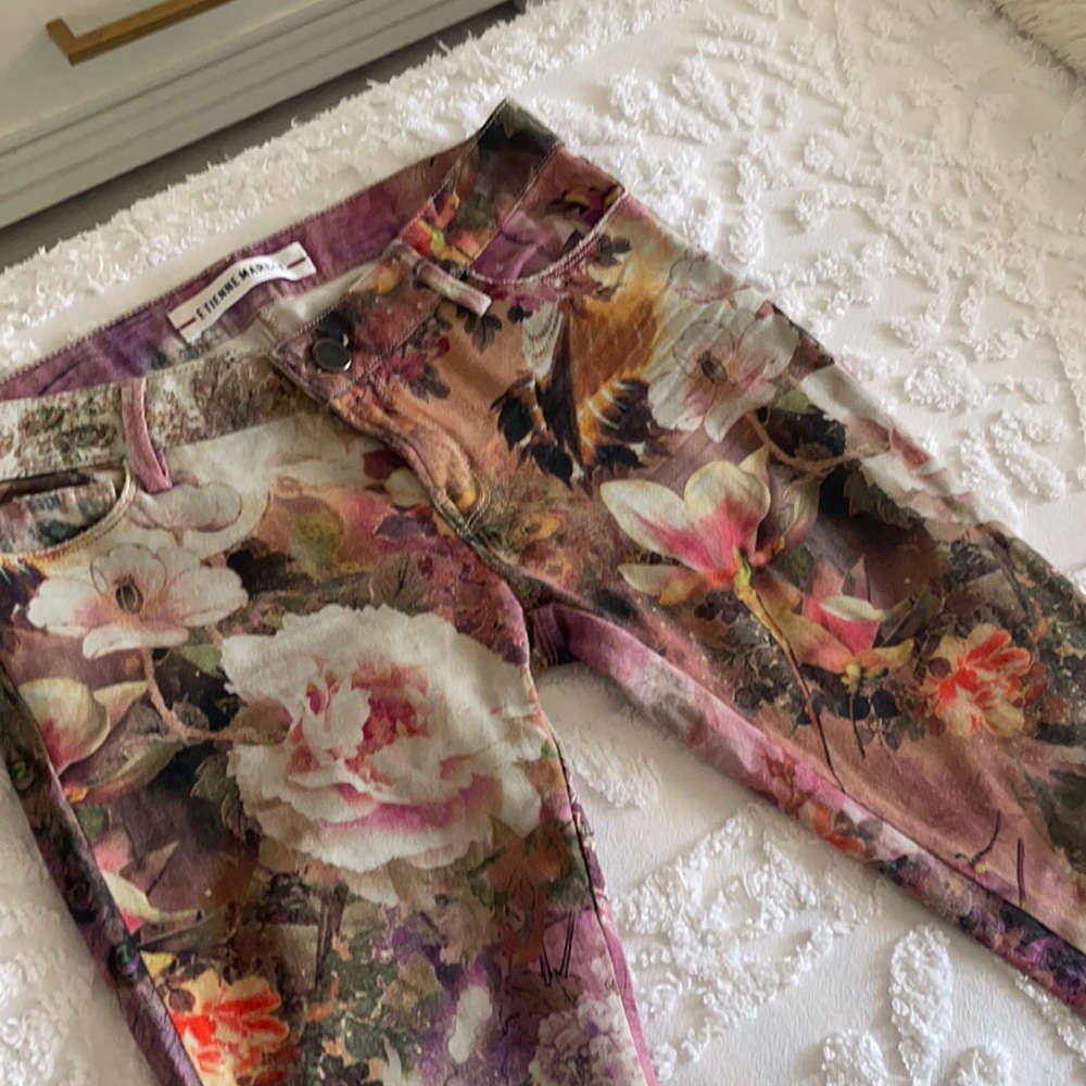 Worn 1x, tight fit,. Also, boyfriend skinny Jean. Flower pattern, cute